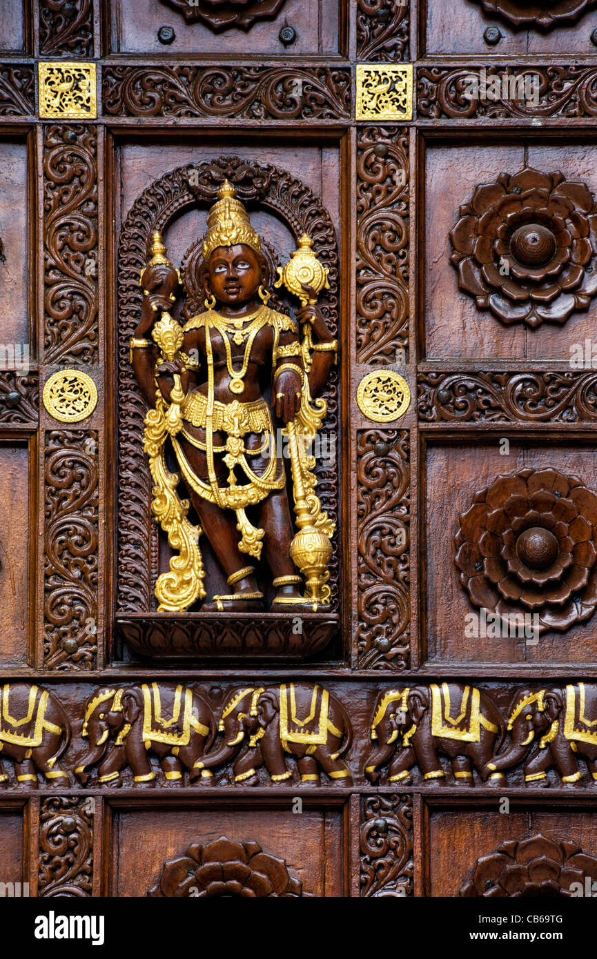 Sathya Sai Baba Ashram, gestaltet aus Holz geschnitzte gopuram Tore. Puttaparthi, Andhra Pradesh, Indien Stockfoto