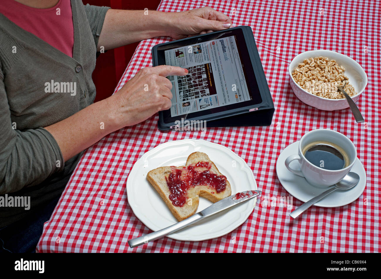 Frau mit Apple iPad, die Guardian Online-Website zugreifen Stockfoto