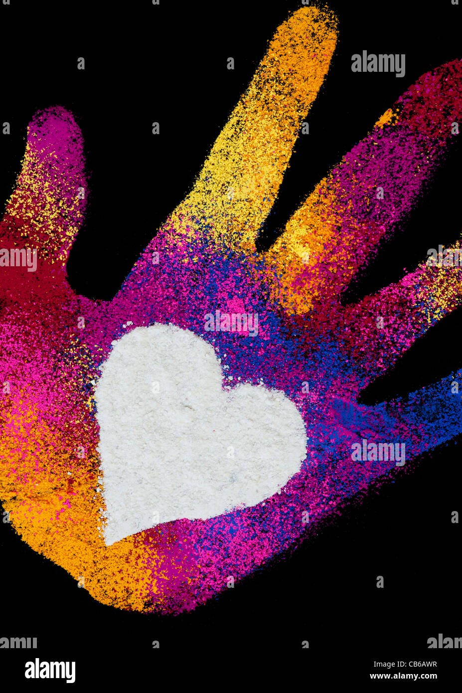 Childs mehrfarbig hand print mit ein weißes Herz mit Farbpulver auf einem schwarzen Hintergrund gemacht Stockfoto