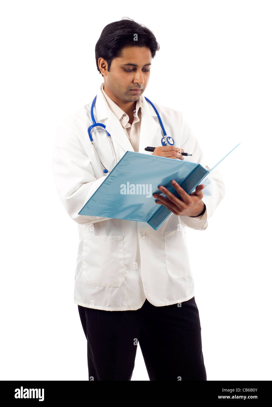 Erfolgreiche junge indische Arzt durchläuft eine Datei isoliert auf weißem Hintergrund Stockfoto