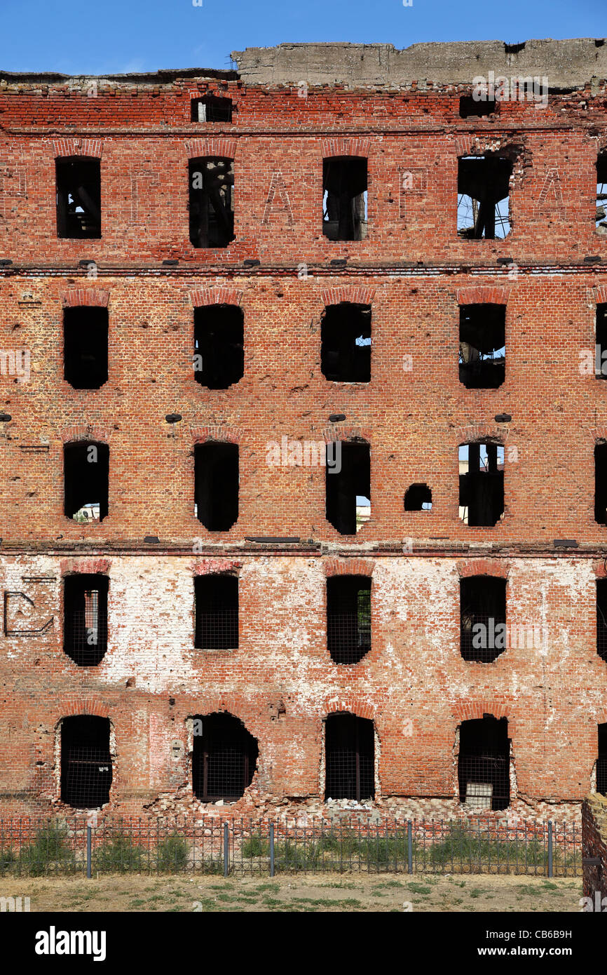 Die Ruinen der Gebäude aus Backstein. Vertikale Zusammensetzung. Stockfoto