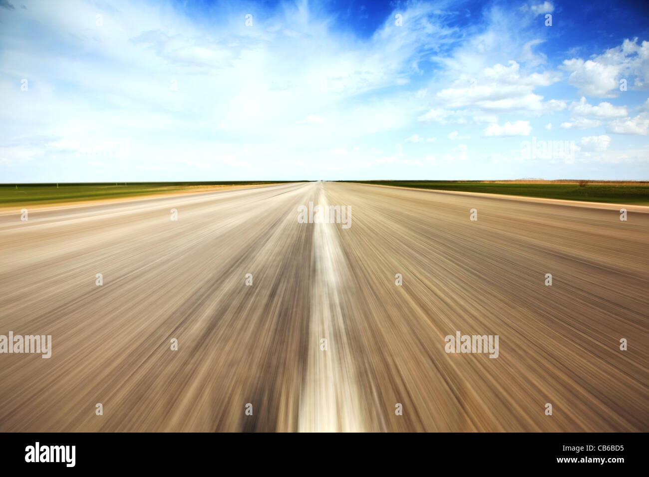 Speed-Konzept. Leere Landschaft alte Straße erstreckt sich in der Perspektive. Stockfoto