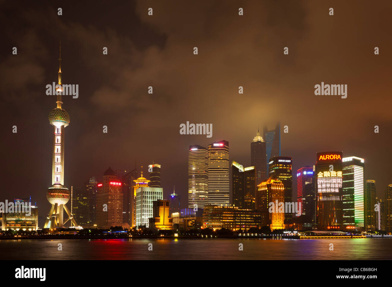 Skyline von Shanghai, Oriental Pearl und Pudong Wolkenkratzer, VR China, Volksrepublik China, Asien Stockfoto