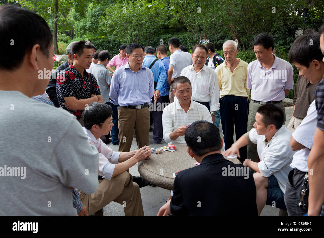 Chinesische Männer Spielkarten im Volkspark, Shanghai, VR China, Volksrepublik China, Asien Stockfoto