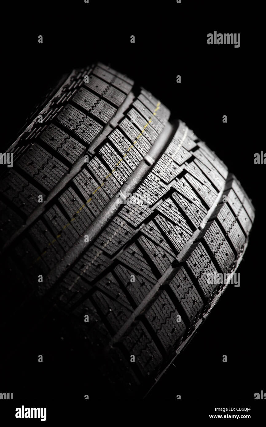 Neue Pkw-Reifen. Vertikale Zusammensetzung. Stockfoto