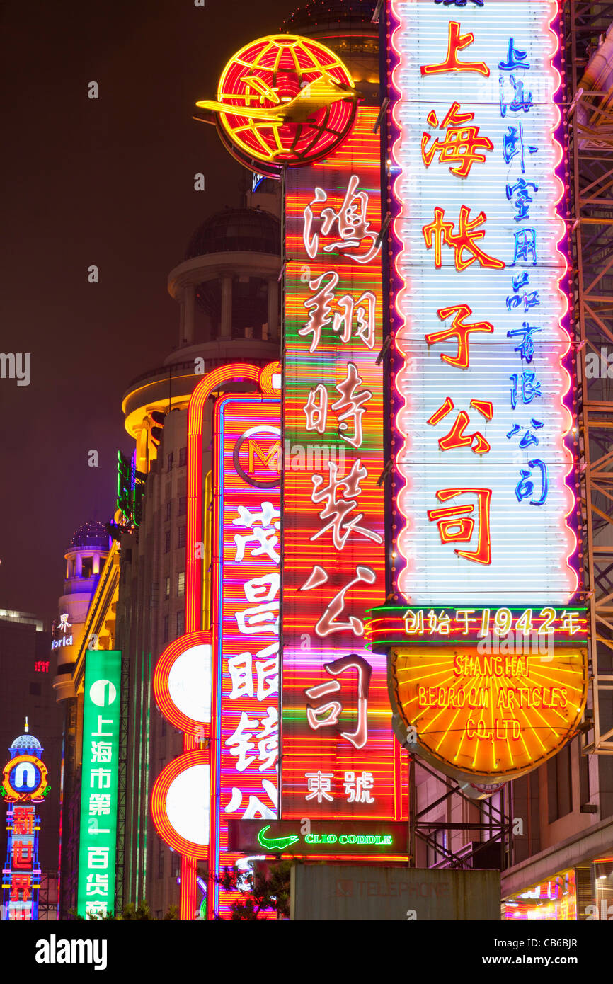 Neon-Schilder beleuchtet bei Nacht Nanjing Road East Shanghai VR China Volksrepublik Republik von China Asien Stockfoto