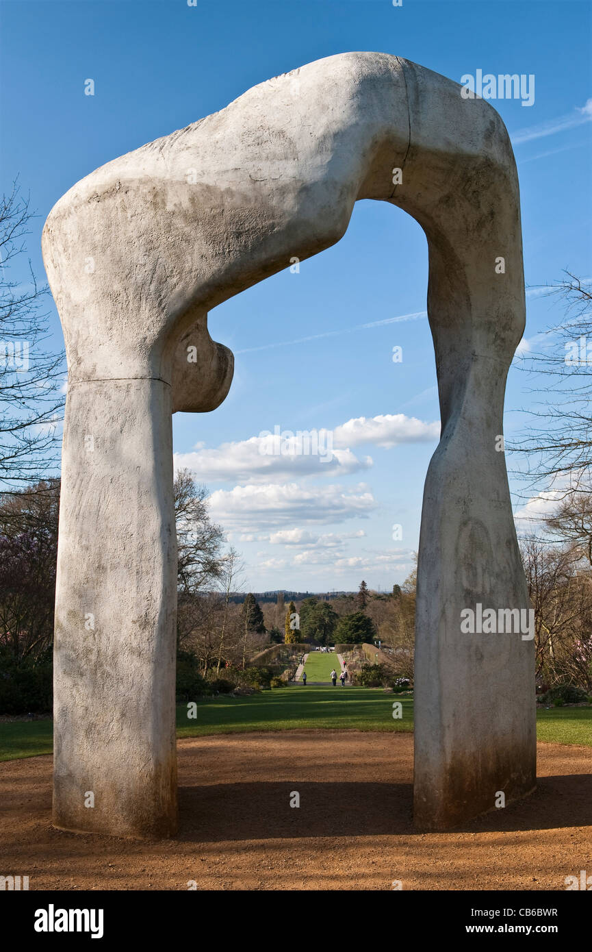 "Arch" von Henry Moore, bei RHS Garden Wisley (ein Fiberglas gegossen) Stockfoto