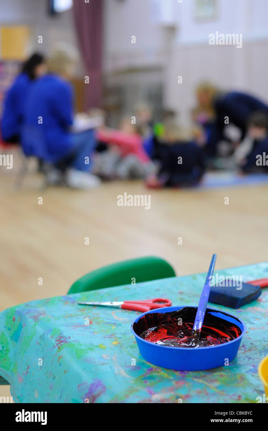 Kindergarten Group UK Kinder und Lehrer mit Aktivität im Vordergrund. Stockfoto