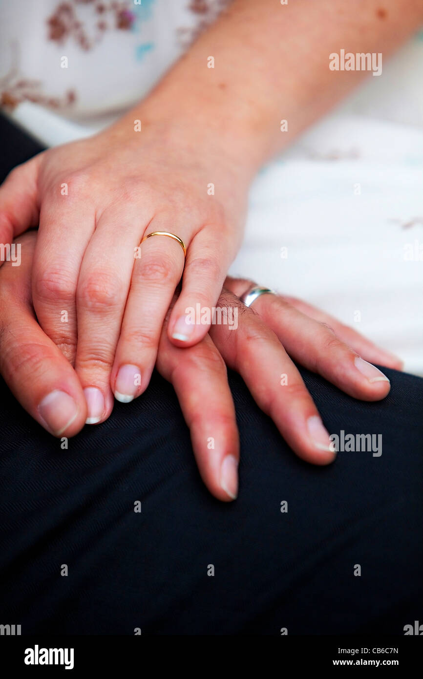 Halten Hände von Braut und Bräutigam mit ihrer Trauringe auf. Stockfoto