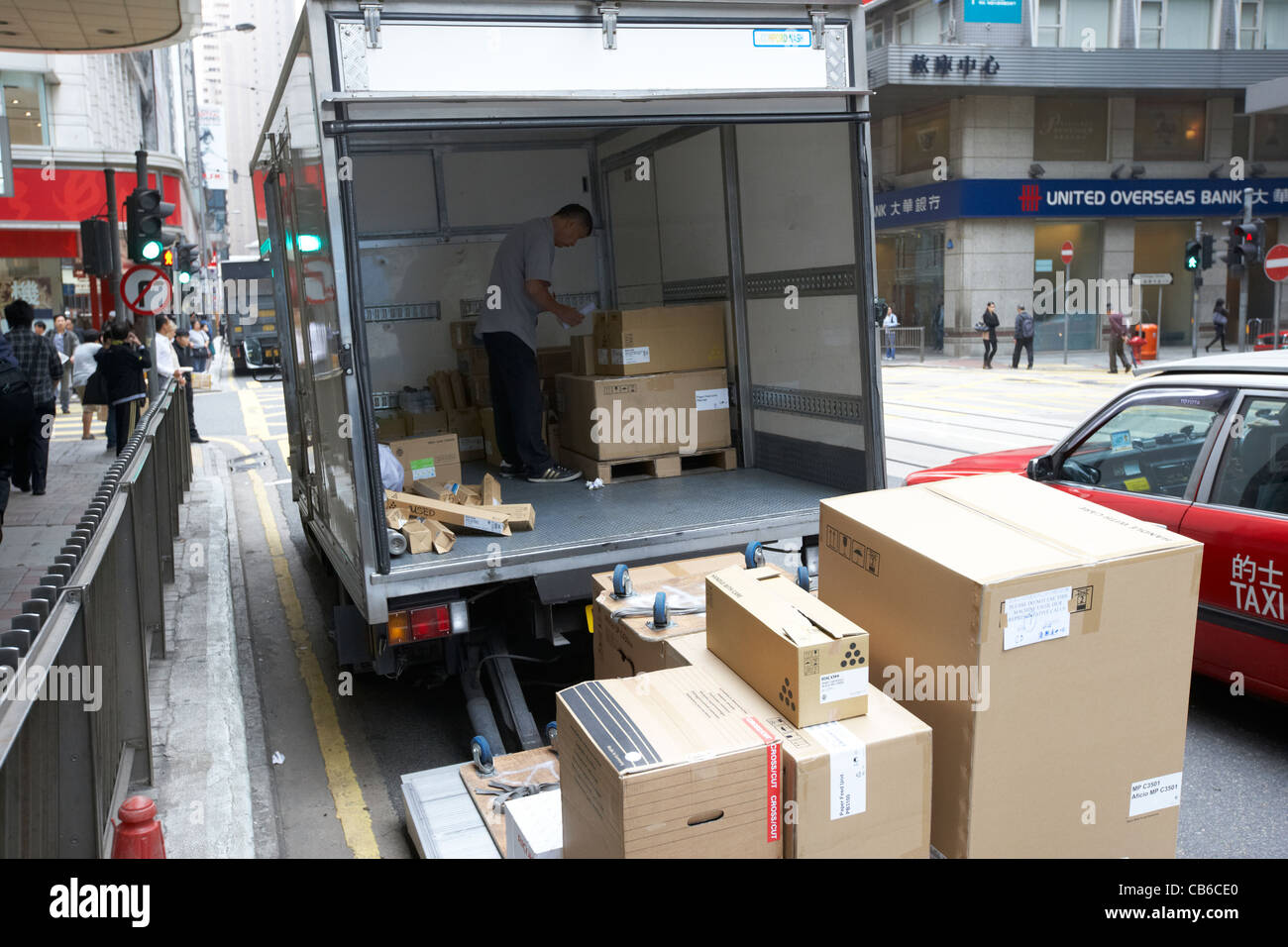 man liefert Büroausstattung mit van auf Straße im zentralen Stadtteil, Insel Hongkong, Sonderverwaltungsregion Hongkong, china Stockfoto