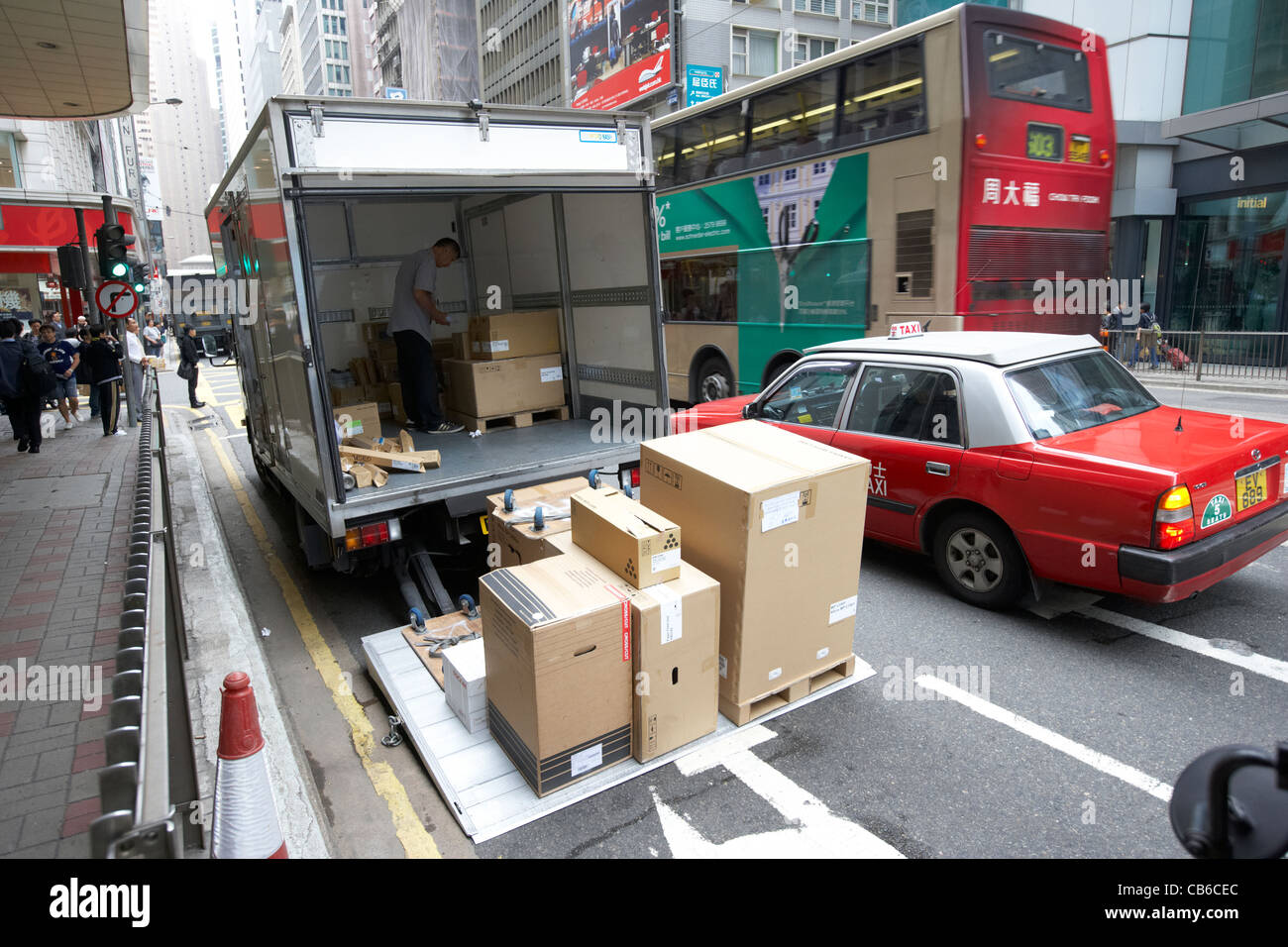 man liefert Büroausstattung mit van auf Straße im zentralen Stadtteil, Insel Hongkong, Sonderverwaltungsregion Hongkong, china Stockfoto