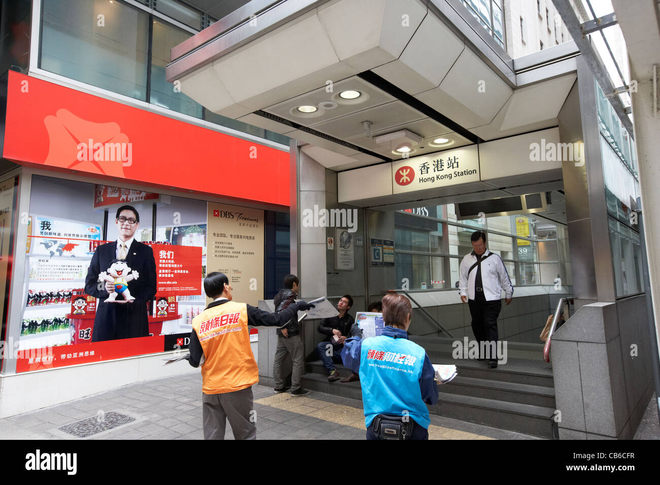 kostenlose Zeitungen am Eingang ausgehändigt wird herausgehen Hong Kong Mtr Station zentralen Bezirk, Insel Hongkong, Sonderverwaltungsregion Hongkong, china Stockfoto