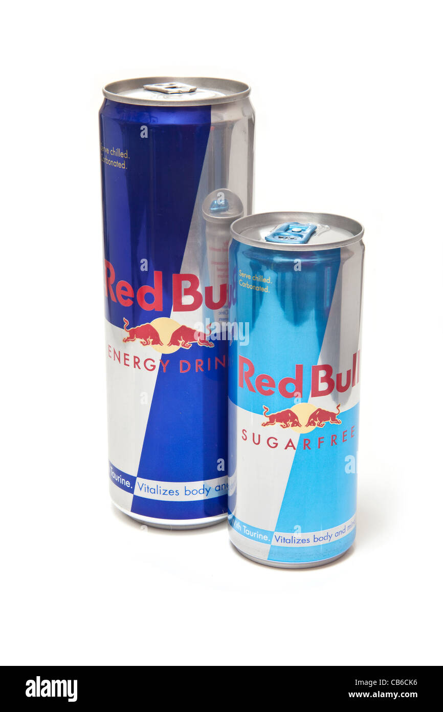 Dosen Redbull Energy drink isoliert auf einem weißen Studio-Hintergrund. Stockfoto