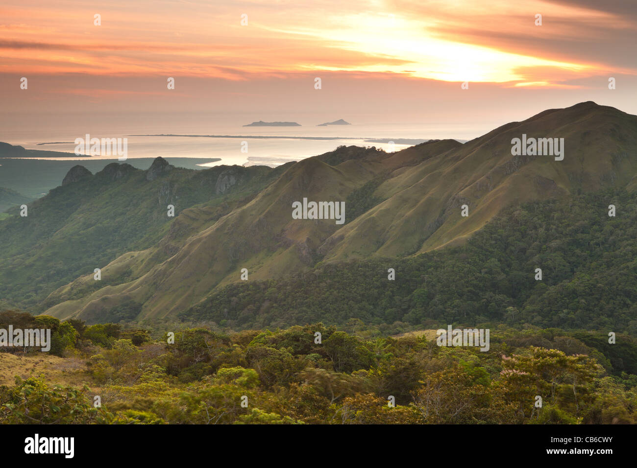 Panama-Landschaft bei Sonnenaufgang in den Bergen des Altos de Campana Nationalparks, Provinz Panama, Republik Panama, Mittelamerika. Stockfoto