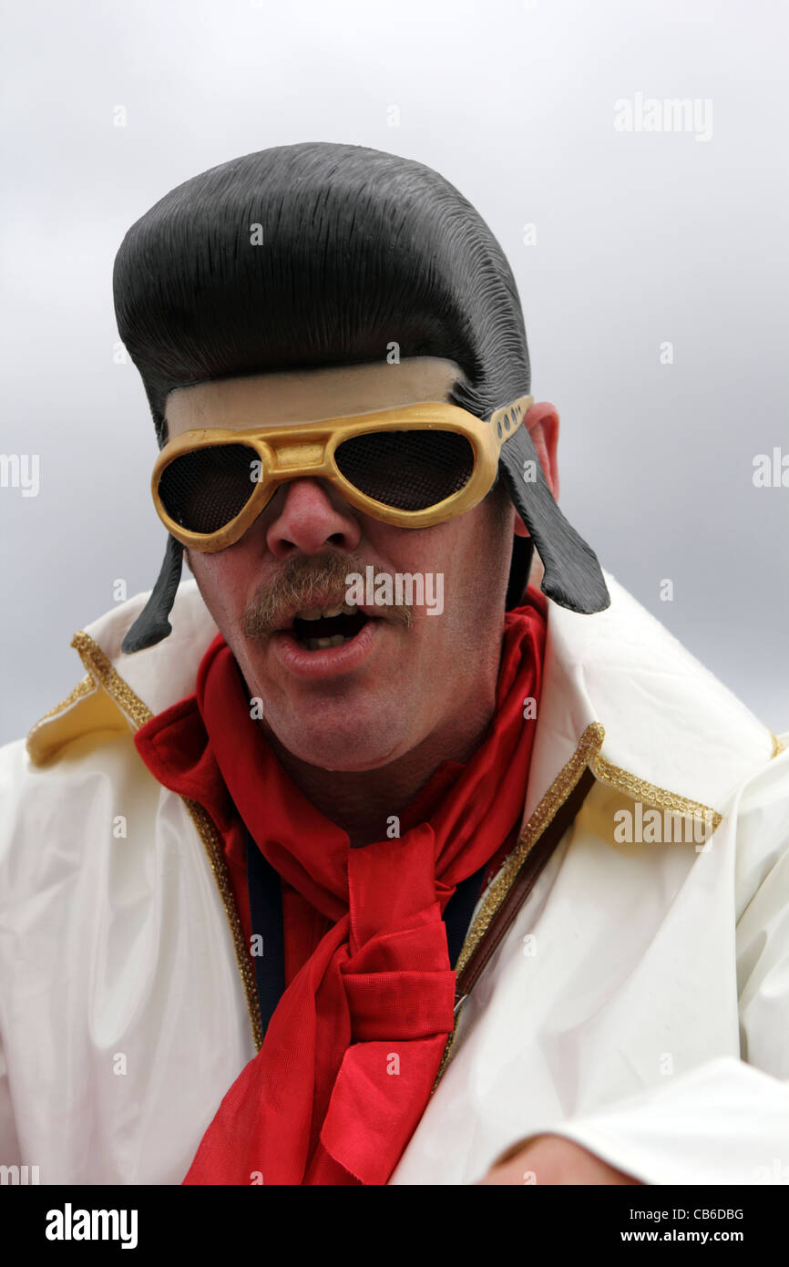 Mann gekleidet im Kostüm als Elvis Presley am Baslow Karnevalsumzug in Derbyshire England Stockfoto