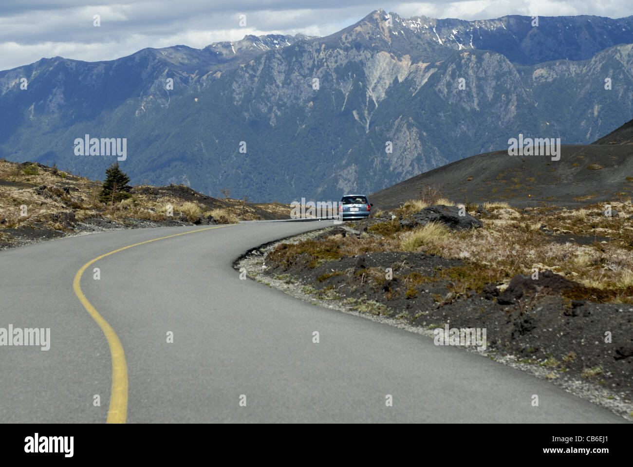 Auto auf einer Straße bei Vicente Perez Rosales National Park, Lake District, Chile Stockfoto