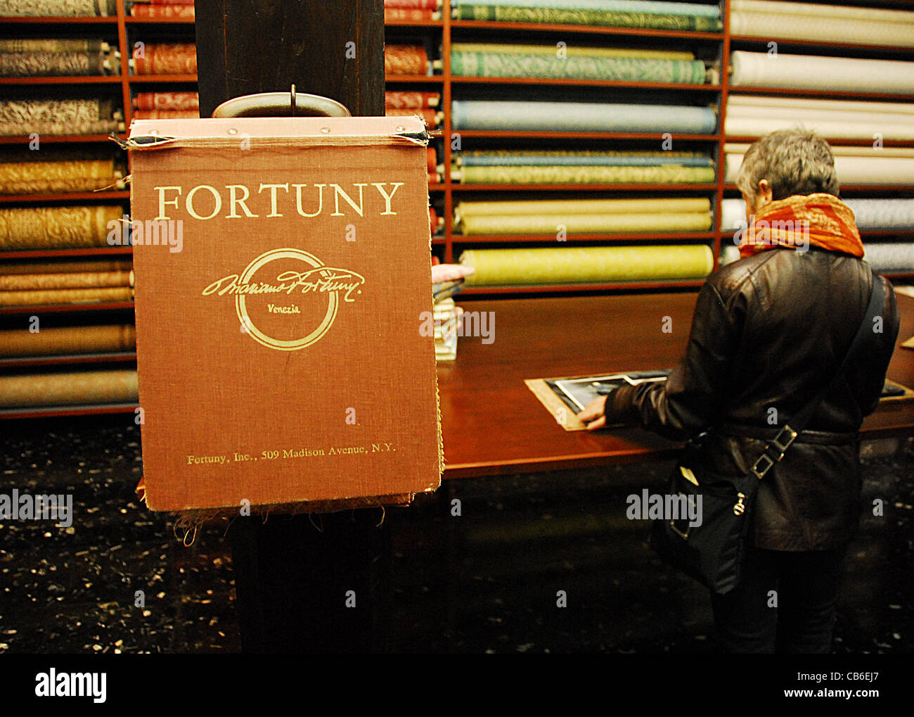 Showroom Textilfabrikanten Fortuny mit Stoffen und Musterbücher auf Insel Guidecca in Venedig, Italien Stockfoto