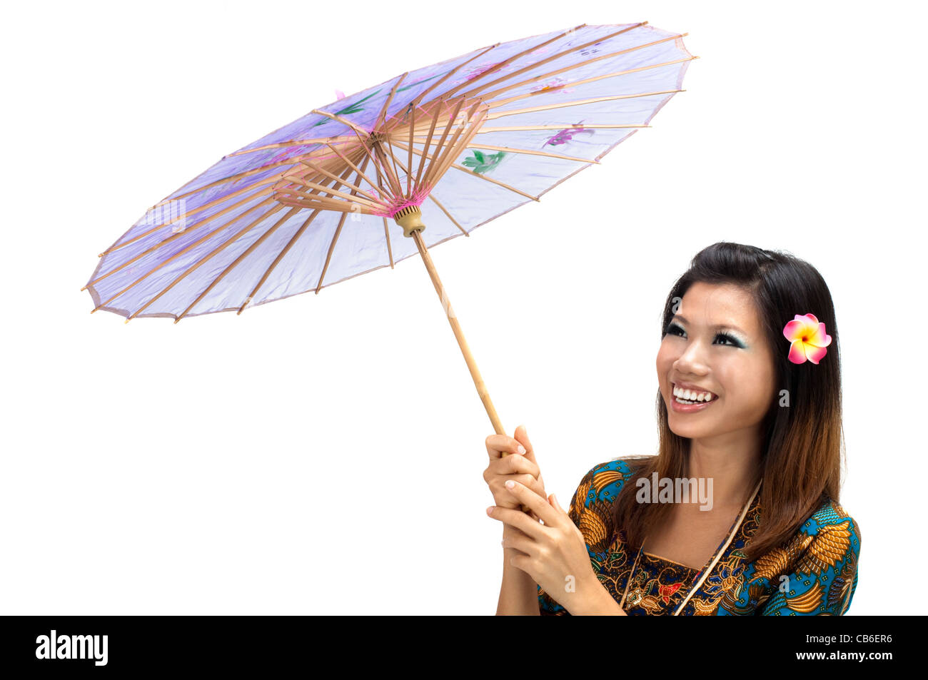 Porträt einer Frau mit Kebaya mit Regenschirm auf weißem Hintergrund Stockfoto