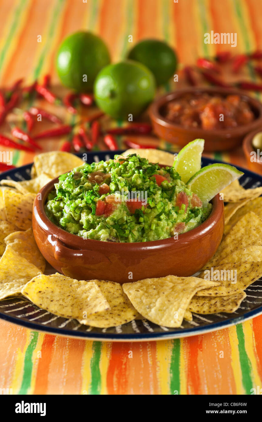 Guacamole und Nachos Tortilla-chips Stockfoto