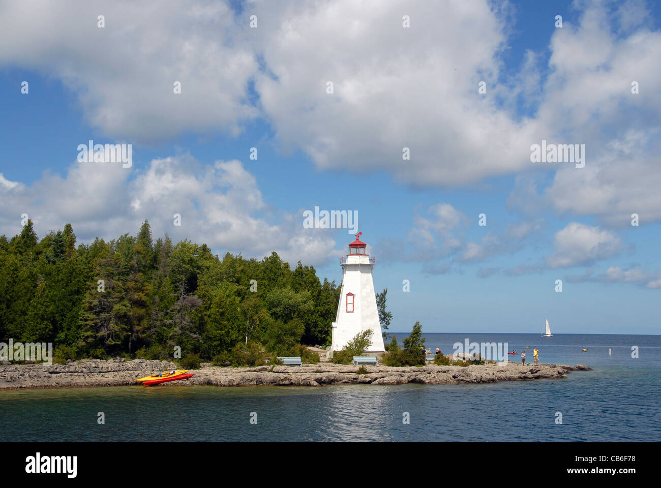 Große Badewanne Leuchtturm am Ende der Autobahn 6 im Tobermory auf der Bruce Peninsula von Georgian Bay in Ontario, Kanada. Stockfoto