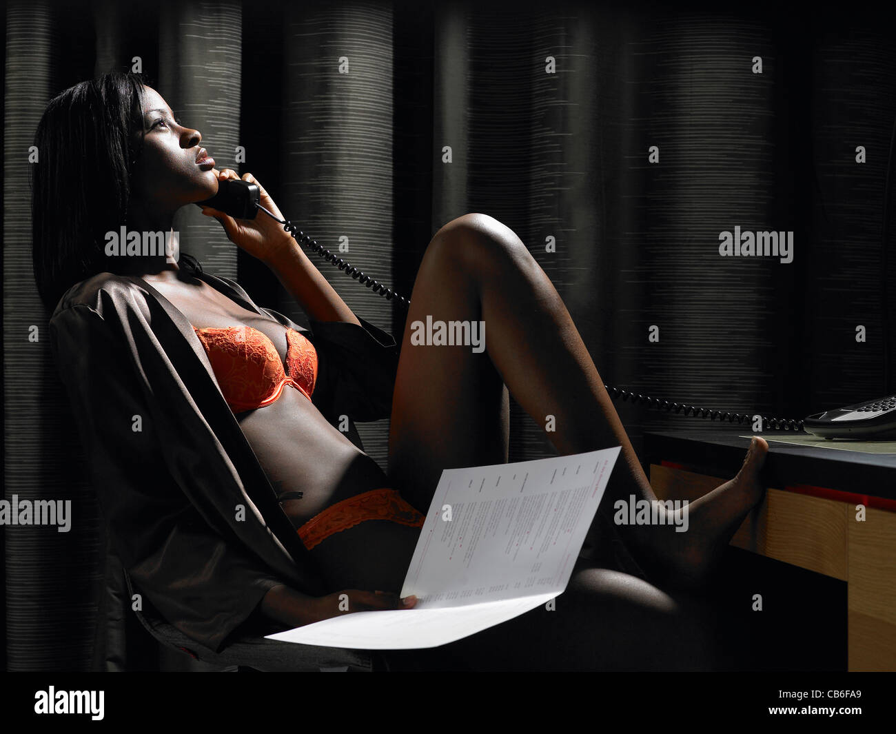 Frauen, die Bestellung Zimmerservice im Hotelzimmer Stockfoto