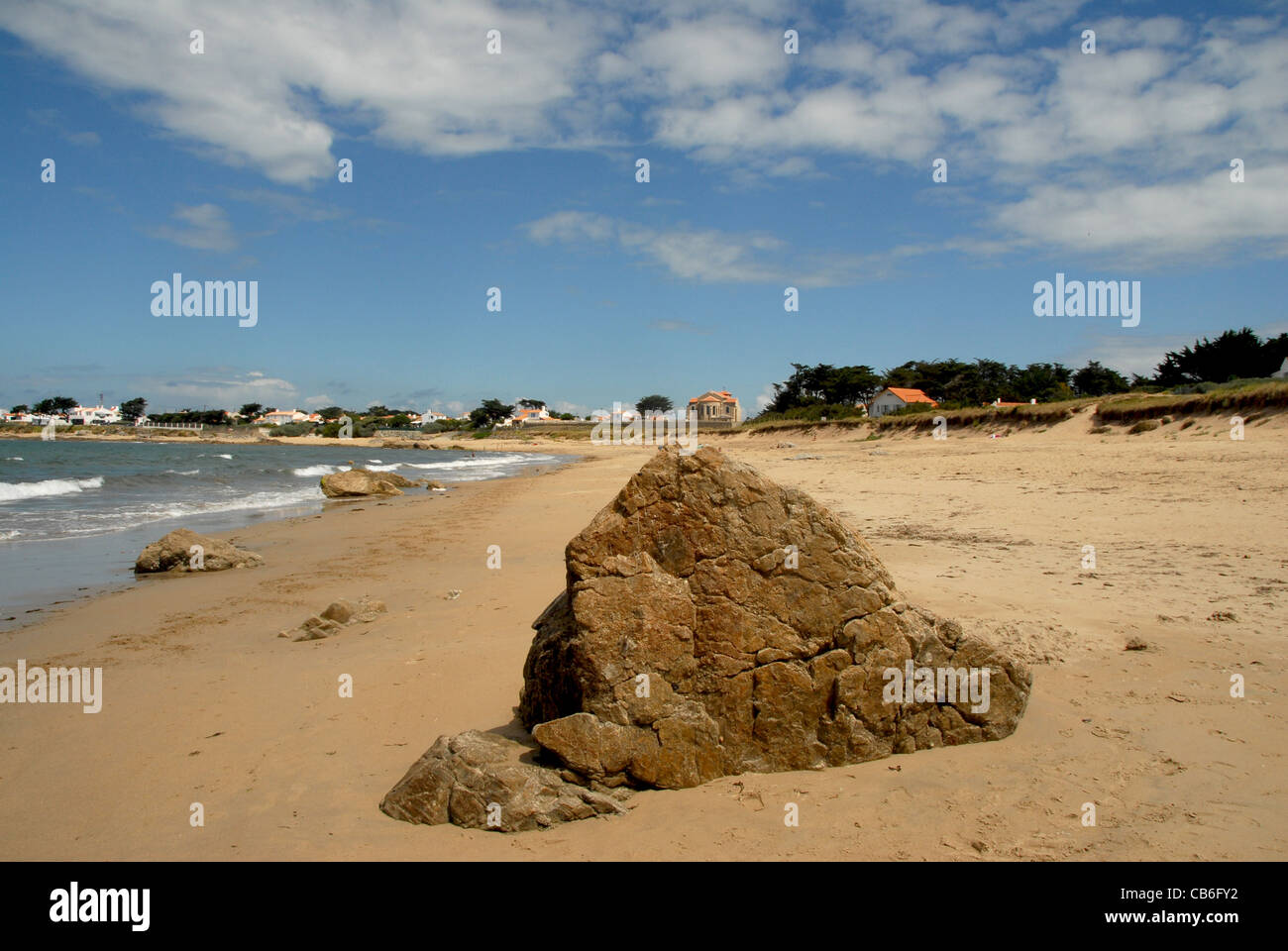 Rock am Sandstrand Plage de Luzeronde im L'Herbaudière an der französischen Atlantikküste Insel Ile de Noirmoutier, Vendee Stockfoto