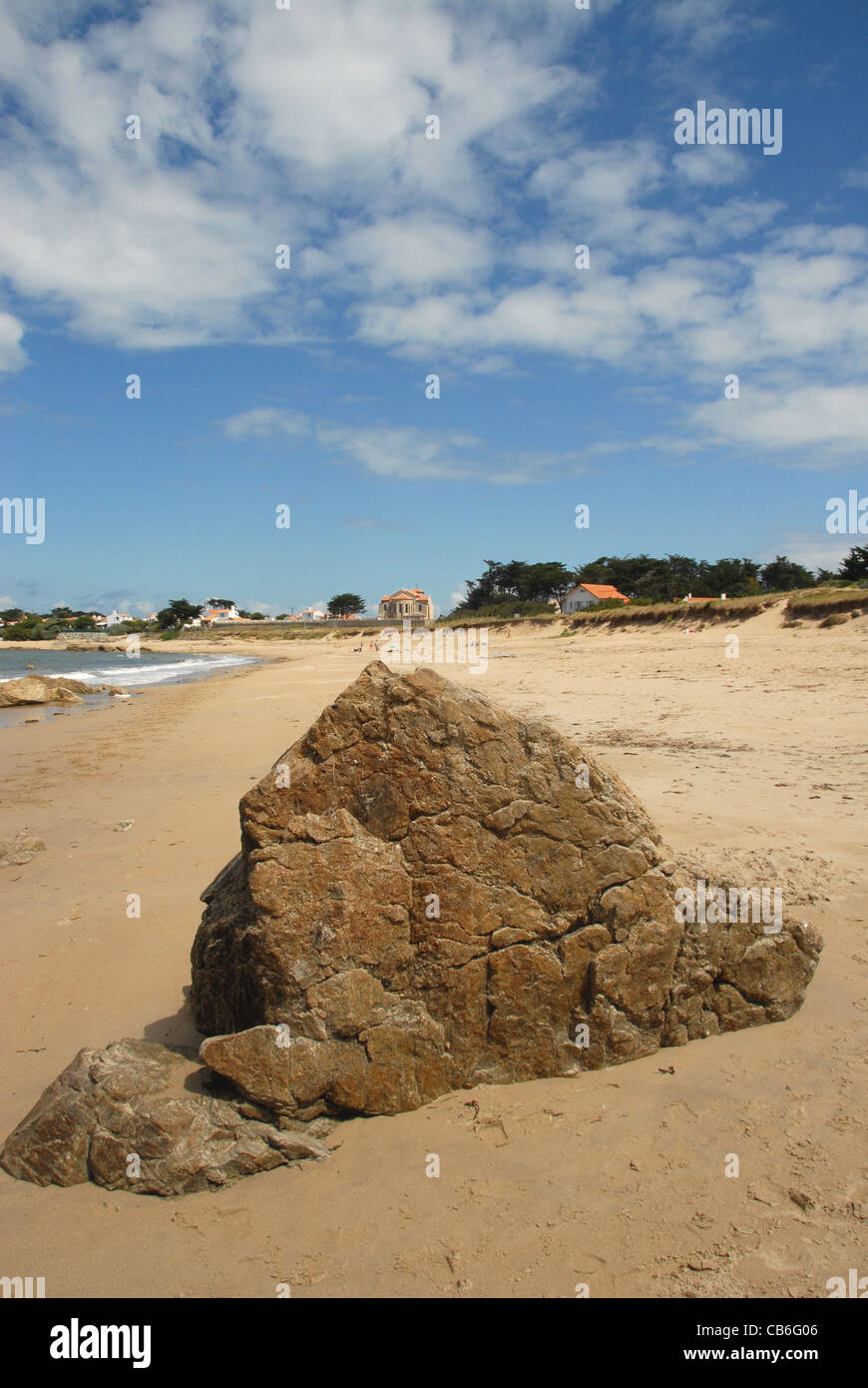 Rock am Sandstrand Plage de Luzeronde im L'Herbaudière an der französischen Atlantikküste Insel Ile de Noirmoutier, Vendee Stockfoto
