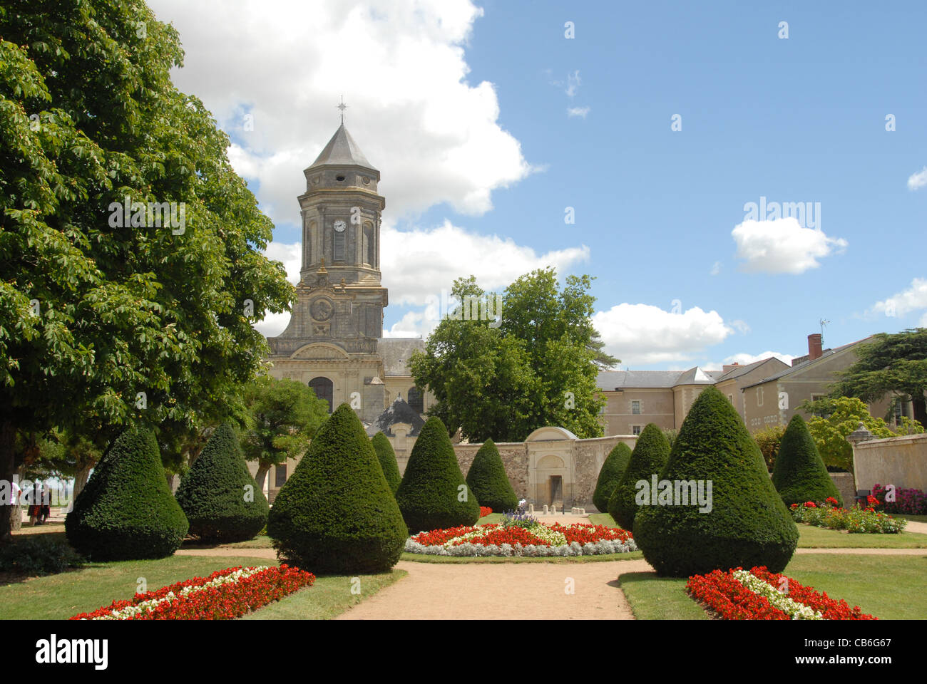 Klosterkirche ein Gärten von der Abbaye de St-Florent-le-Vieil in die UNESCO-Welterbe Loire-Tal Stockfoto
