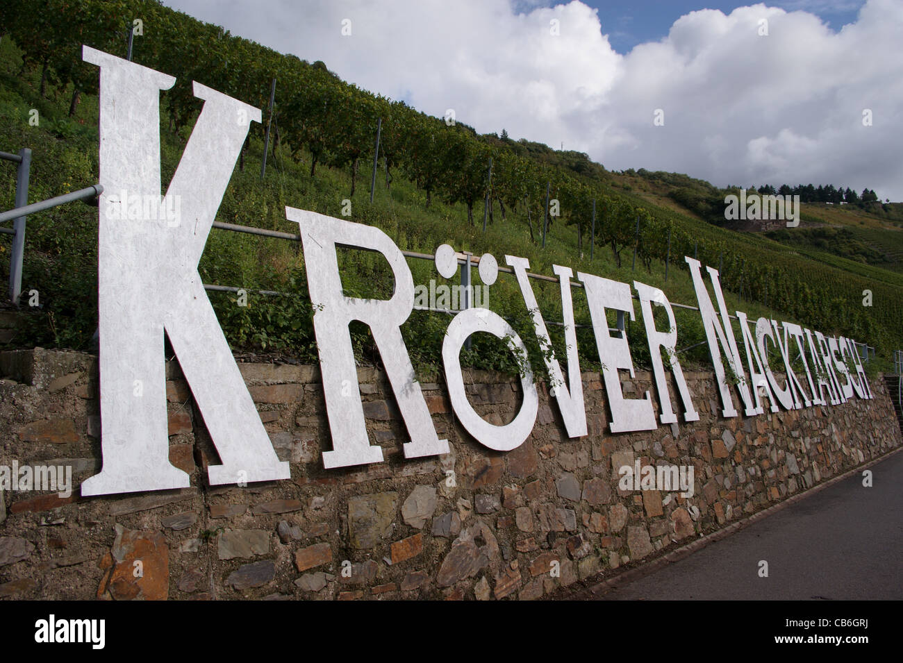 Großer Weinberg Schild am Krover Nacktarsch Weinberg, Krow, an der Mosel, Rheinland-Pfalz, Deutschland Stockfoto