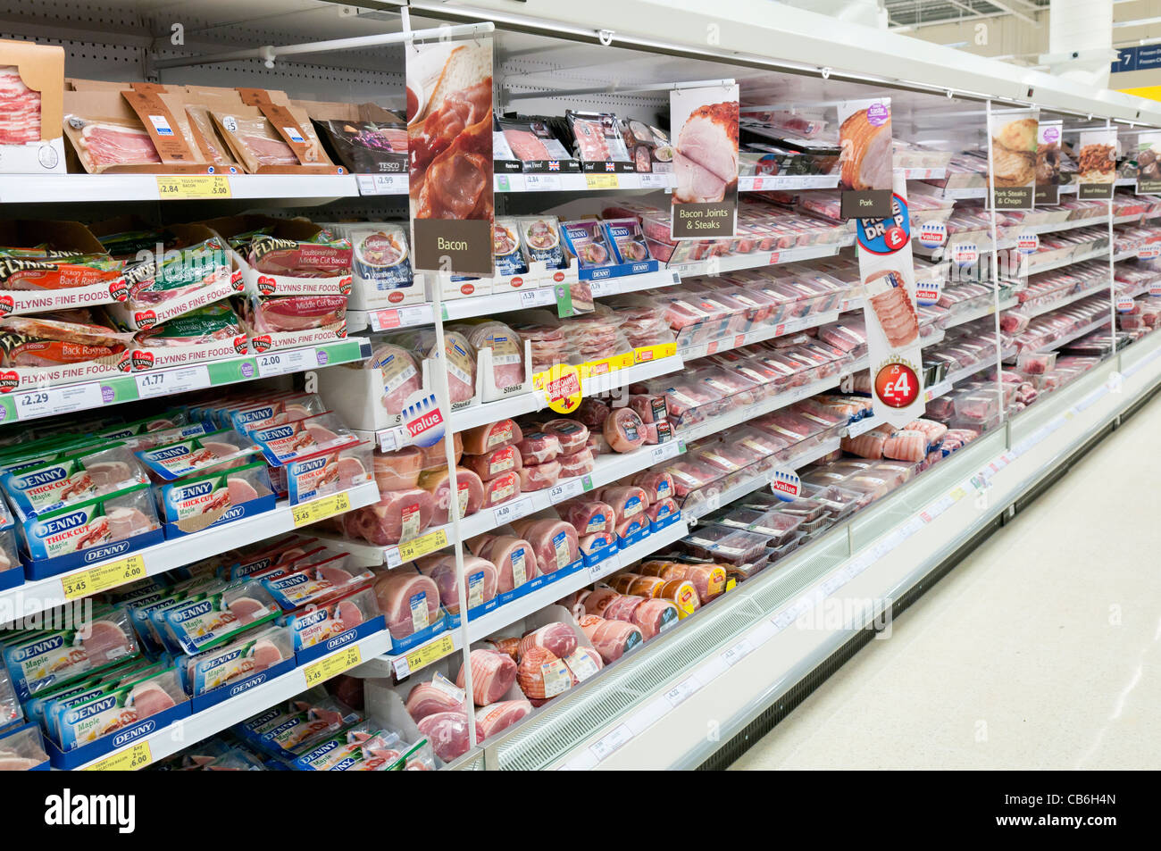 Gekühltes Fleisch Regale in einem Tesco Speicher Stockfoto