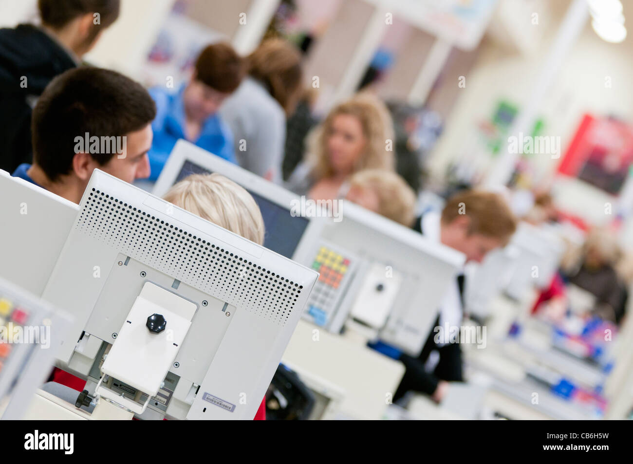 Linie, wenn Kassen in einem Tesco speichern Stockfoto