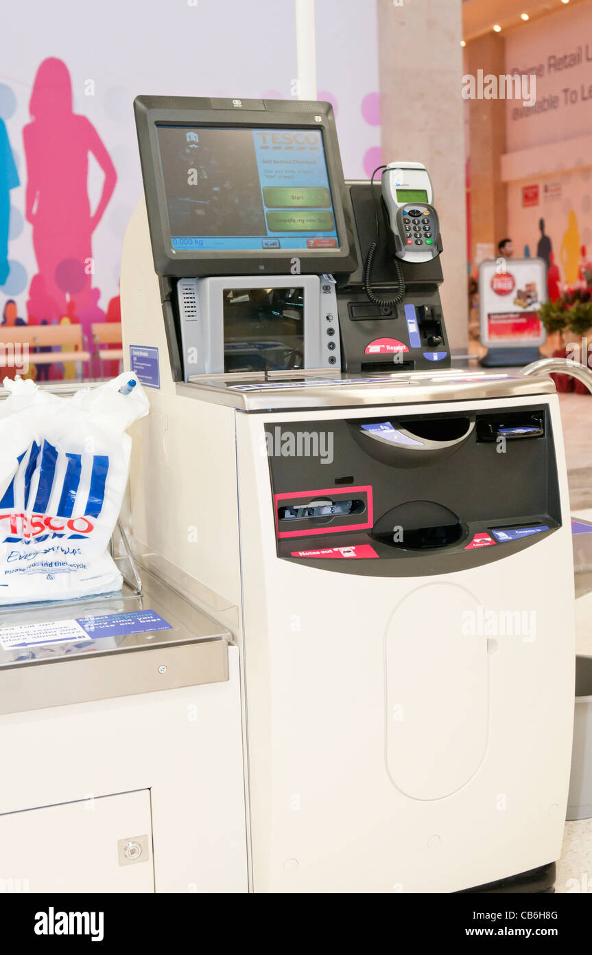 SB-Kassen in einem Tesco Speicher Stockfoto
