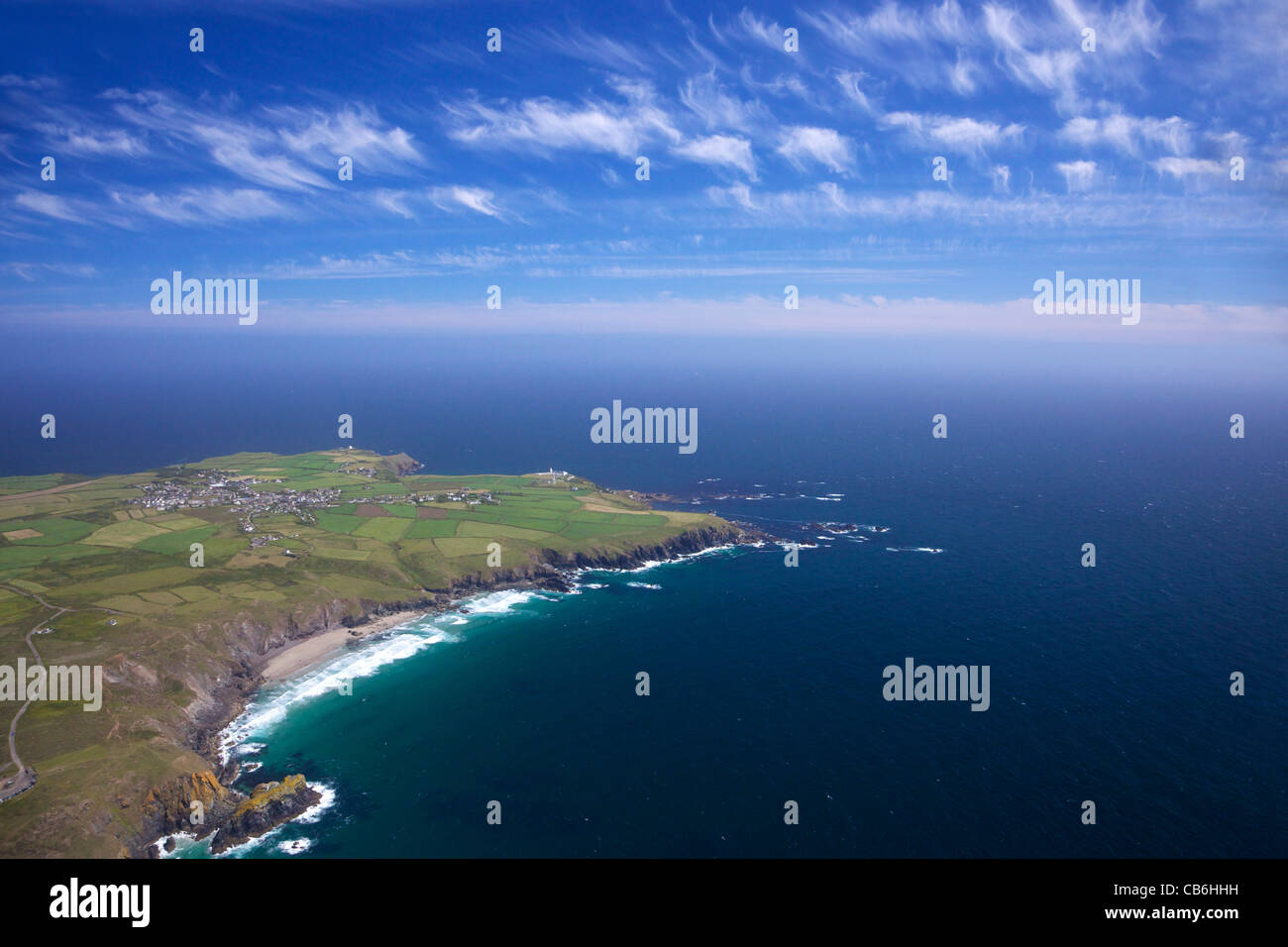 Luftaufnahme von Pentreath Strand Blick nach Süden zum Lizard Point, Lizard Halbinsel, im Sommersonne, Cornwall, Südwestengland, UK, Stockfoto