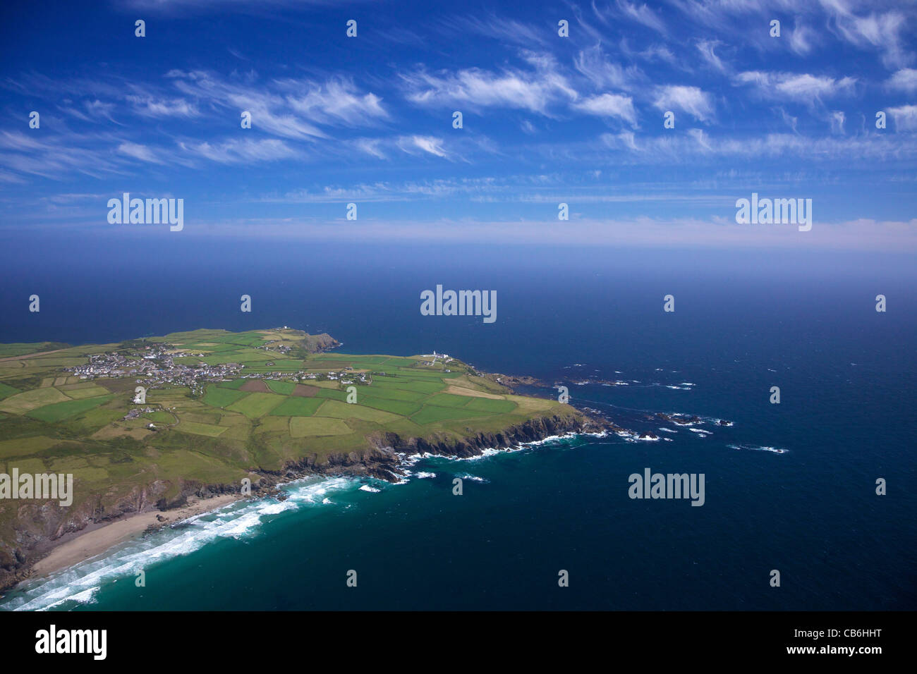 Luftaufnahme von Pentreath Strand Blick nach Süden zum Lizard Point, Lizard Halbinsel, im Sommersonne, Cornwall, Südwestengland, UK, Stockfoto