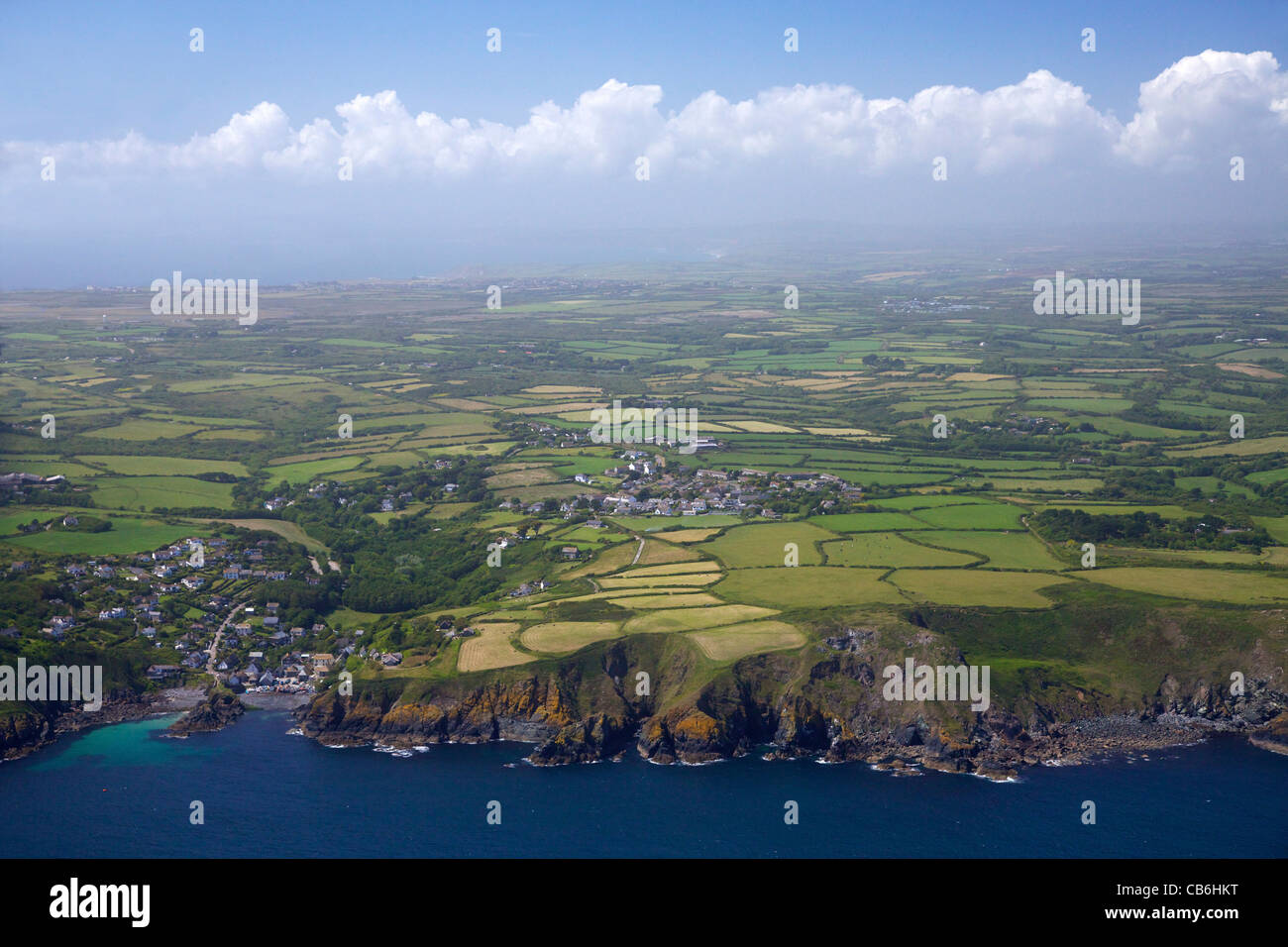 Luftaufnahme des Cadgwith, Lizard Halbinsel, im Sommersonne, Cornwall, Südwestengland, UK, Deutschland, GB, Großbritannien, Br Stockfoto