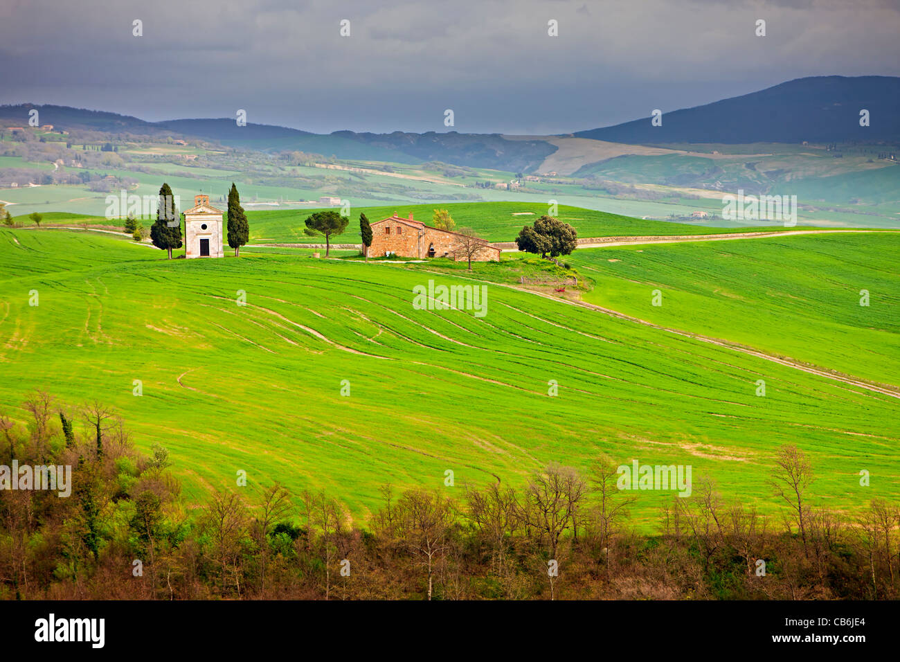 Kirche in die toskanische Landschaft gesetzt in der Nähe von der Stadt Pienza in der Provinz Siena, Toskana, Italien, Europa. Stockfoto