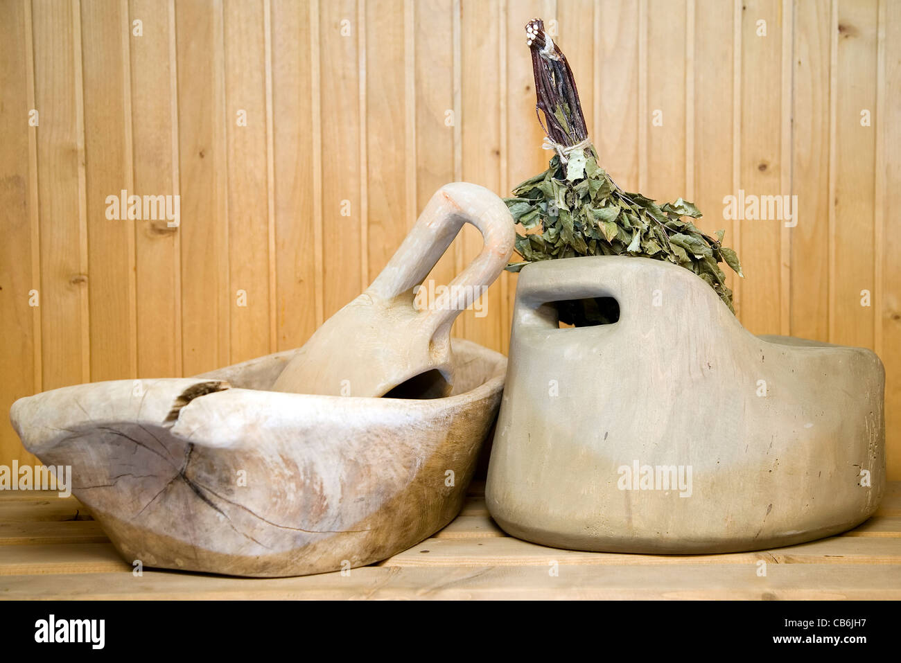 Alte antike Holzschale mit Löffel für den Einsatz im Badehaus Stockfoto