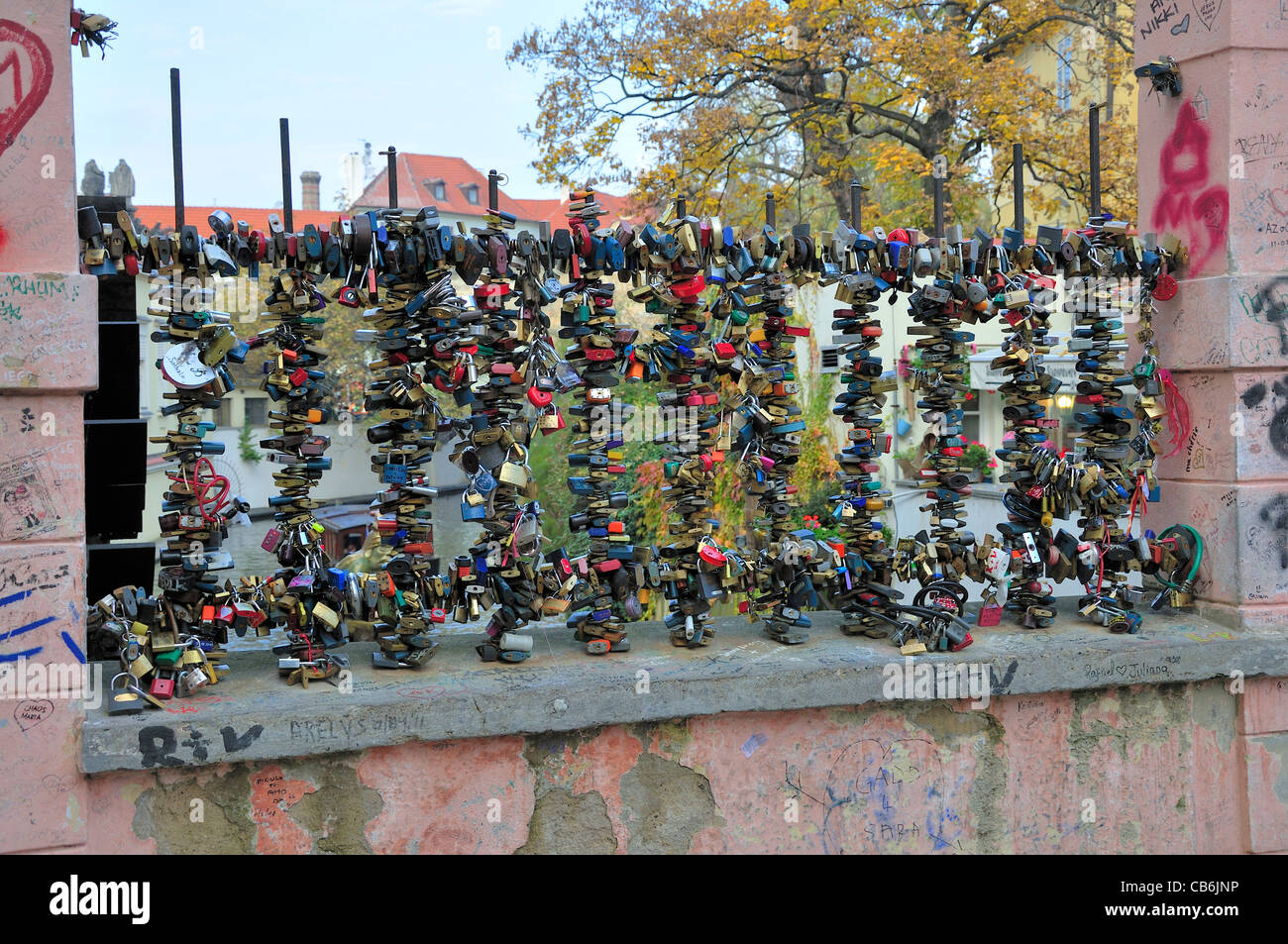 Prag, Tschechische Republik. Mala Strana. "Liebesschlösser" am Geländer über den Čertovka Fluss Stockfoto