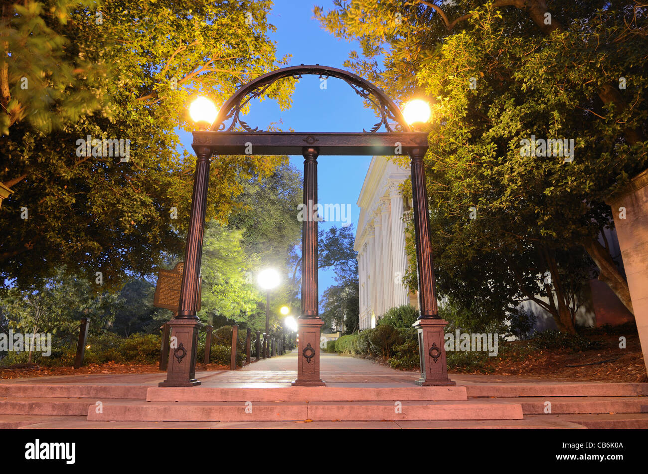 Historische Stahl Torbogen auf dem Campus der University of Georgia in Athens, Georgia, USA. Stockfoto