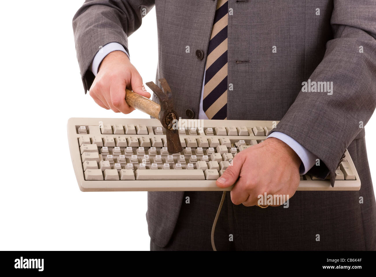 wütend Geschäftsmann zerstören eine Tastatur mit einem Hammer (isoliert auf weiss) Stockfoto