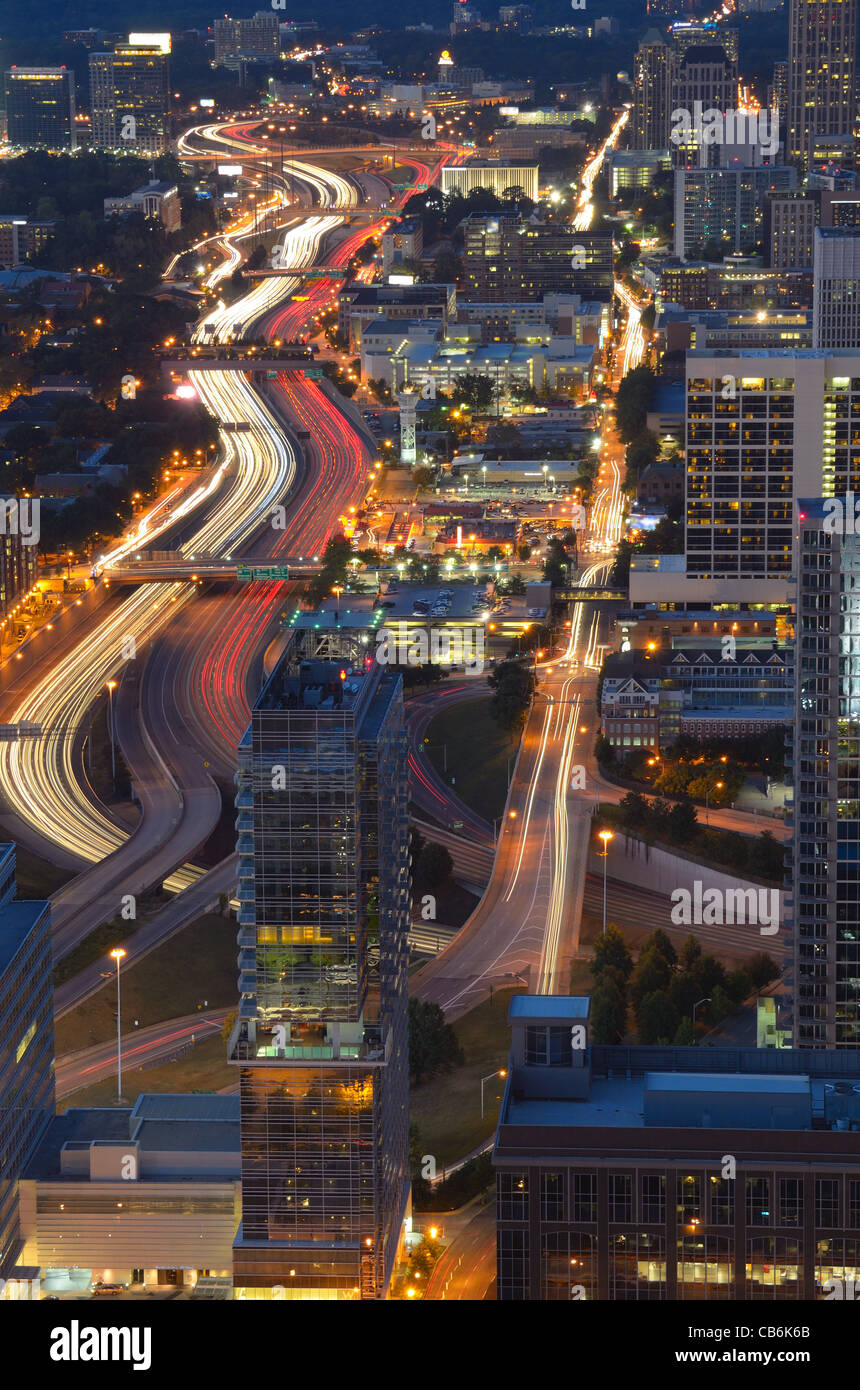 Interstate 85 schlängelt sich durch die Innenstadt von Atlanta, Georgia, USA. Stockfoto