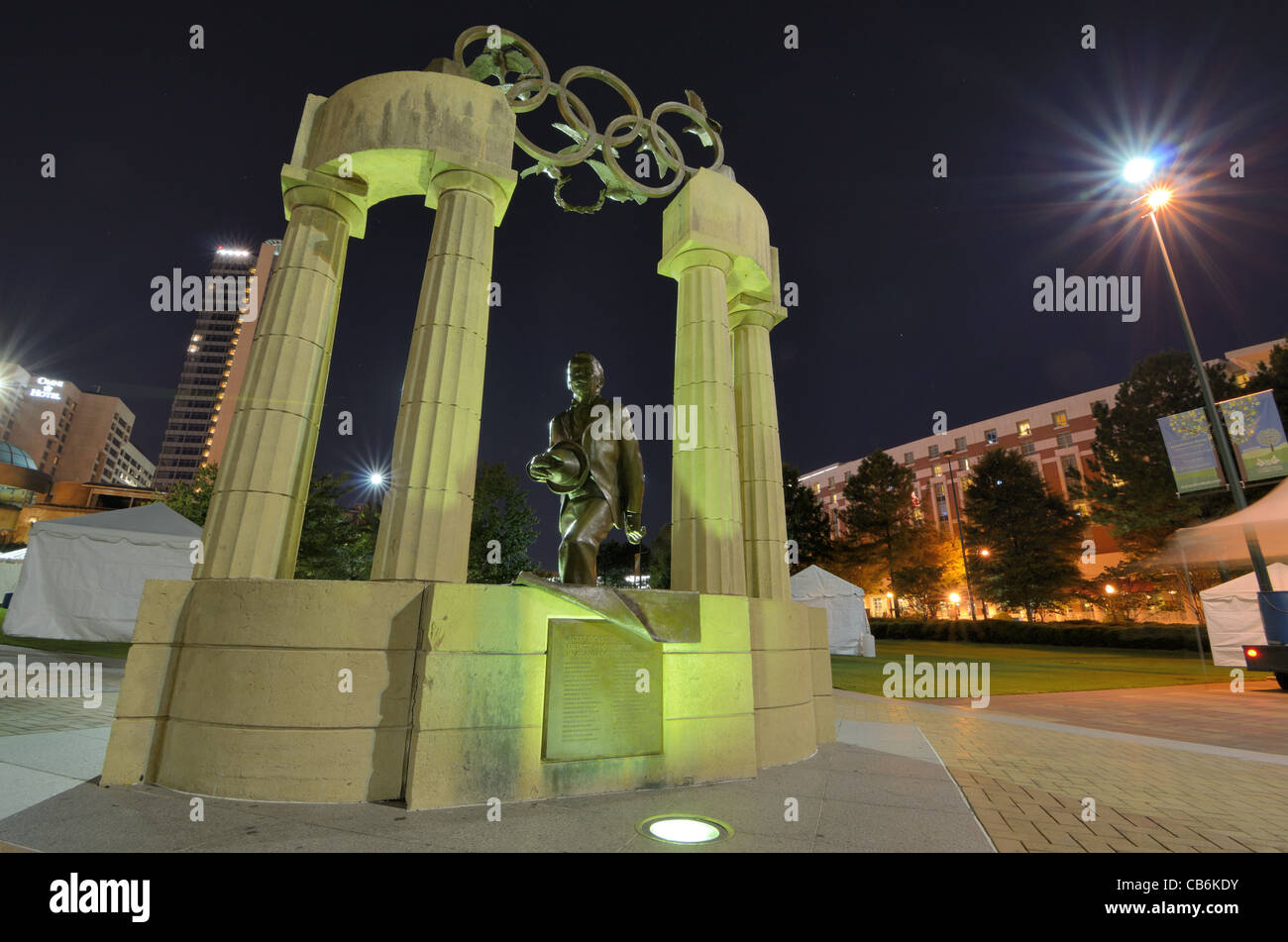 Pierre de Coubertin-Statue im Centennial Olympic Park in Atlanta, GA. Coubertin ist der Gründer der modernen Olympischen Spiele. Stockfoto