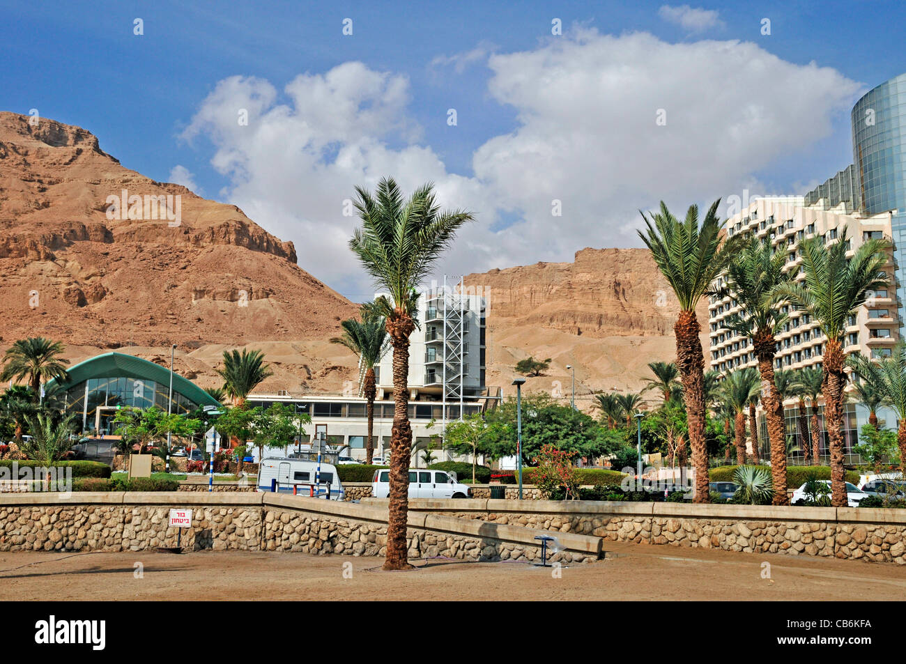Blick vom Strand auf die Hotels und die Berge, Totes Meer, Israel, Asien Stockfoto