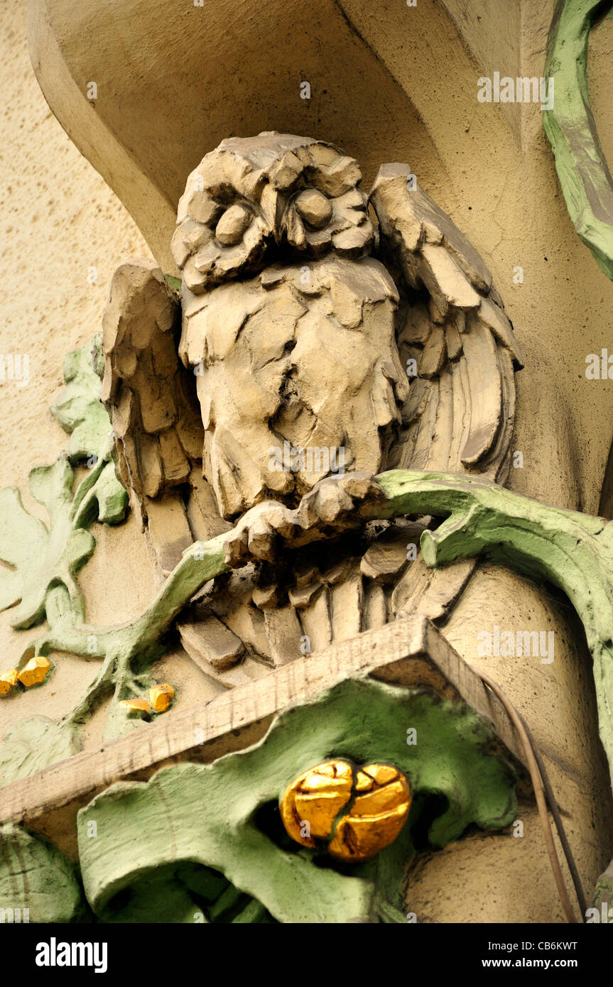 Prag, Tschechische Republik. Detail der Fassade am Masarykovo Nábreží 26. Eule Stockfoto