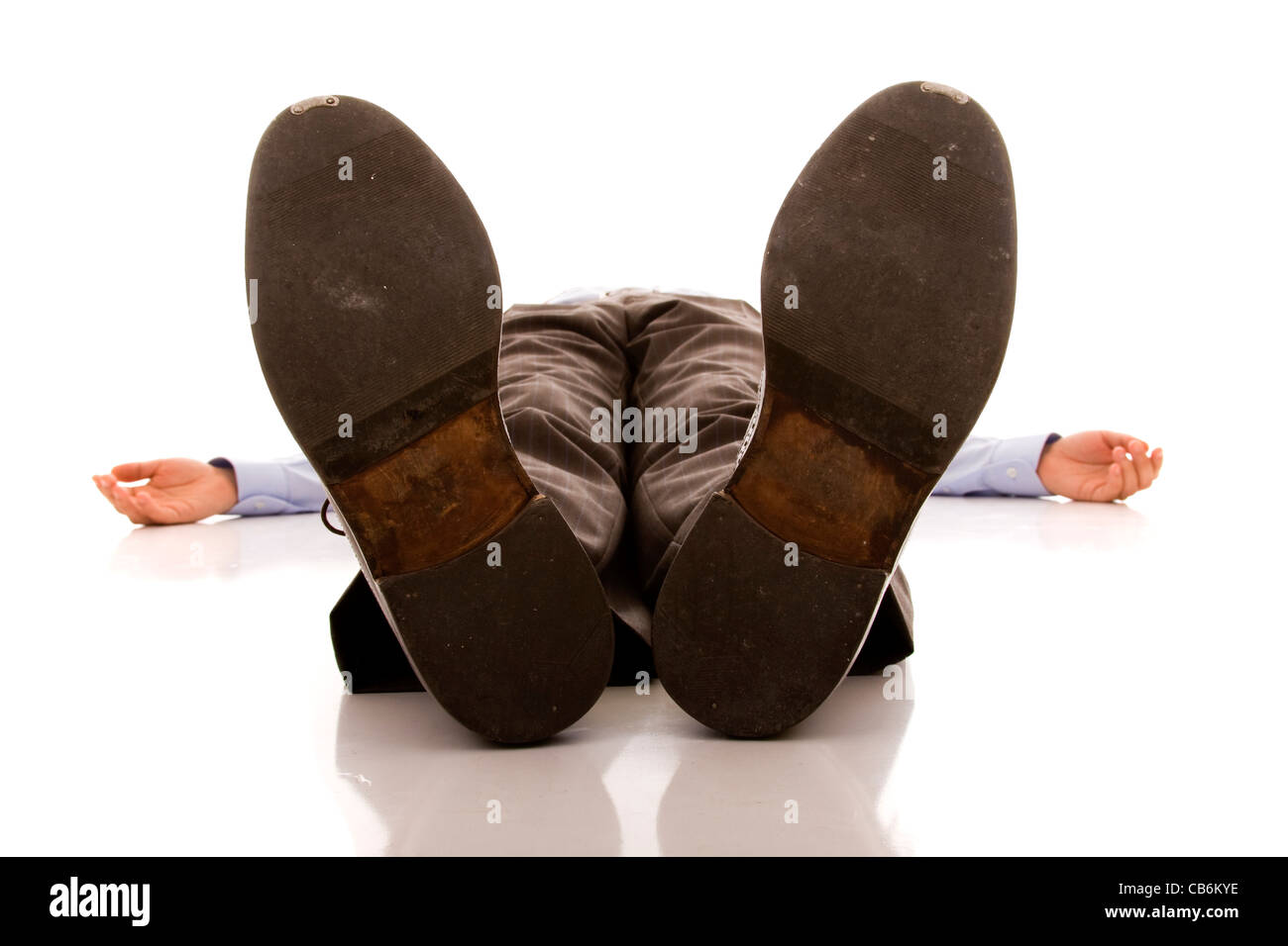 Geschäftsmann Füße einer Leiche (isoliert auf weiss) Stockfoto