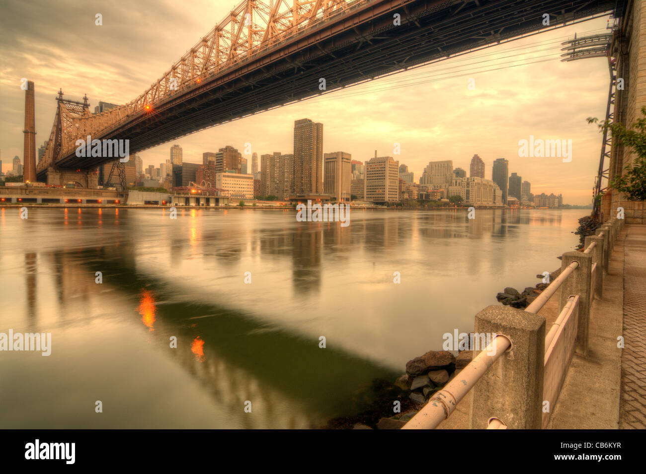 Queensboro Bridge über den East River in New York City. Stockfoto