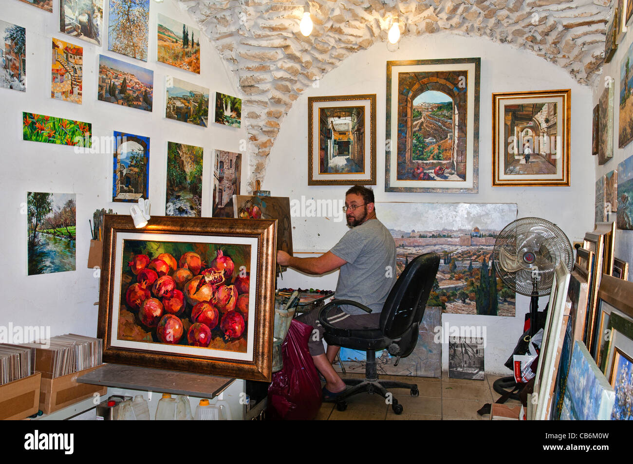 Künstler in seinem Atelier, Künstlerviertel, Altstadt, Tzfat, Safed, Galiläa, Israel, Asien, Naher Osten Stockfoto