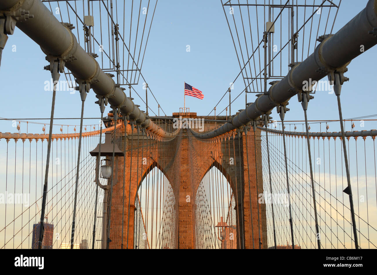 Gehweg auf der Brooklynbridge in New York City. Stockfoto