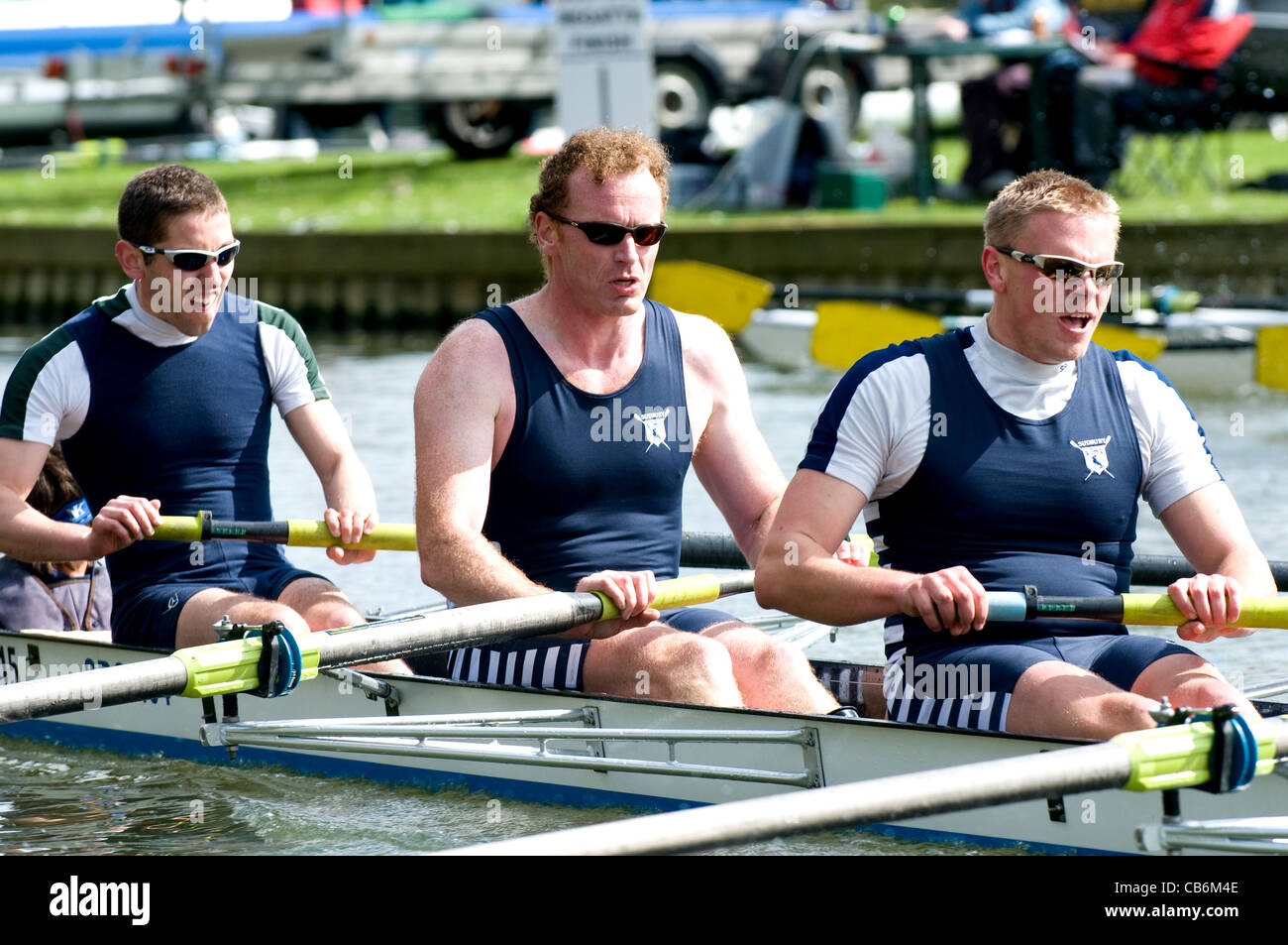 Drei Sudbury Ruderer in einem gleichen vier bei der Bedford Spring Regatta.  Ruderer, eins, zwei und drei. Stockfoto