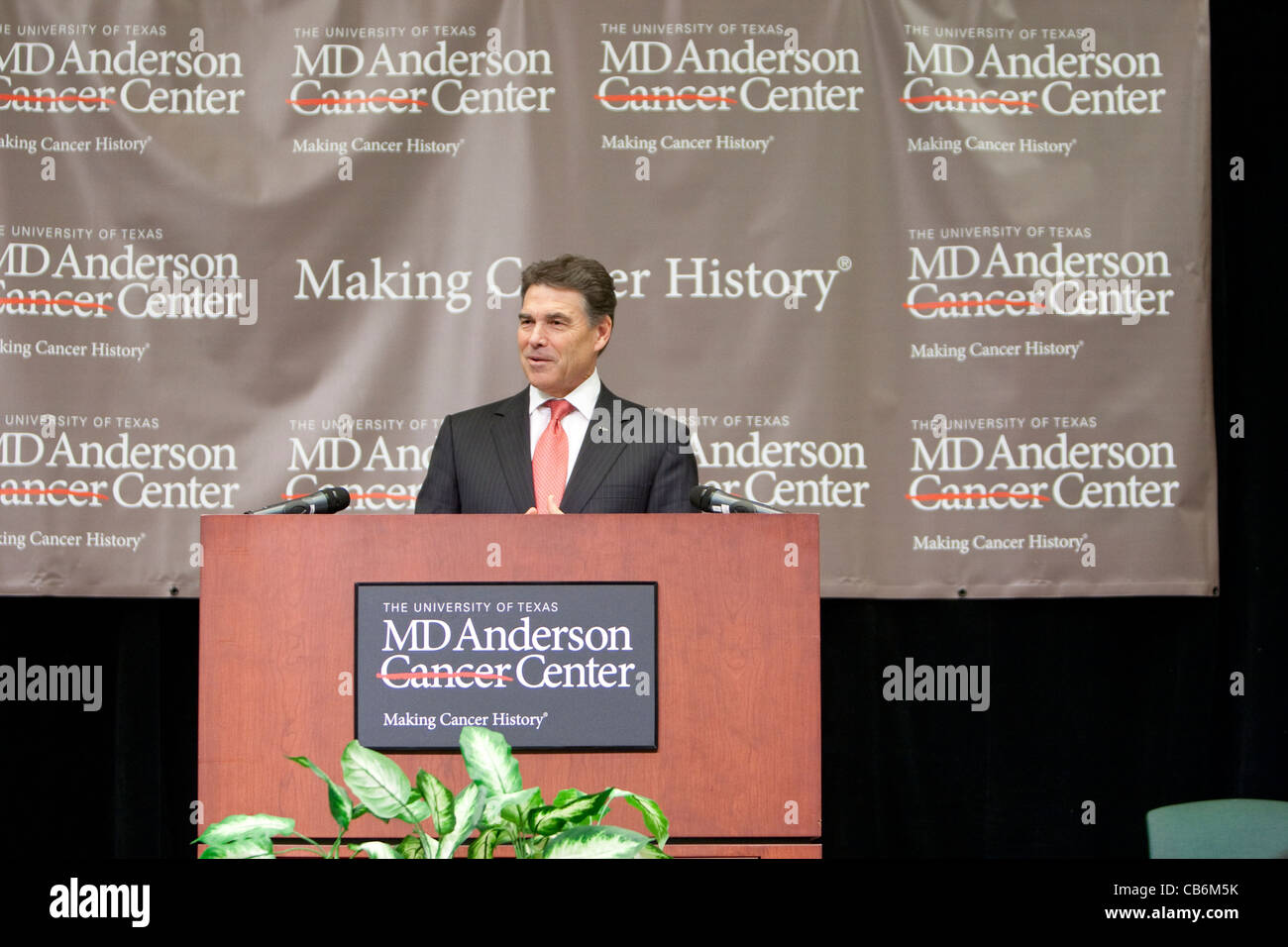 Texas-Gouverneur Rick Perry spricht über die Ankündigung einer Krebs-Initiative am M.D. Anderson Hospital in Houston, Texas USA Stockfoto